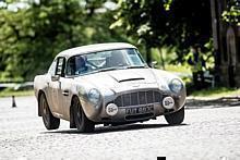 „Rally the Globe“-Gründungsmitglieder Alan und Tina Beardshaw mit ihrem Aston Martin DB5 von 1965.  Foto: Auto-Medienportal.Net/Rally the Globe